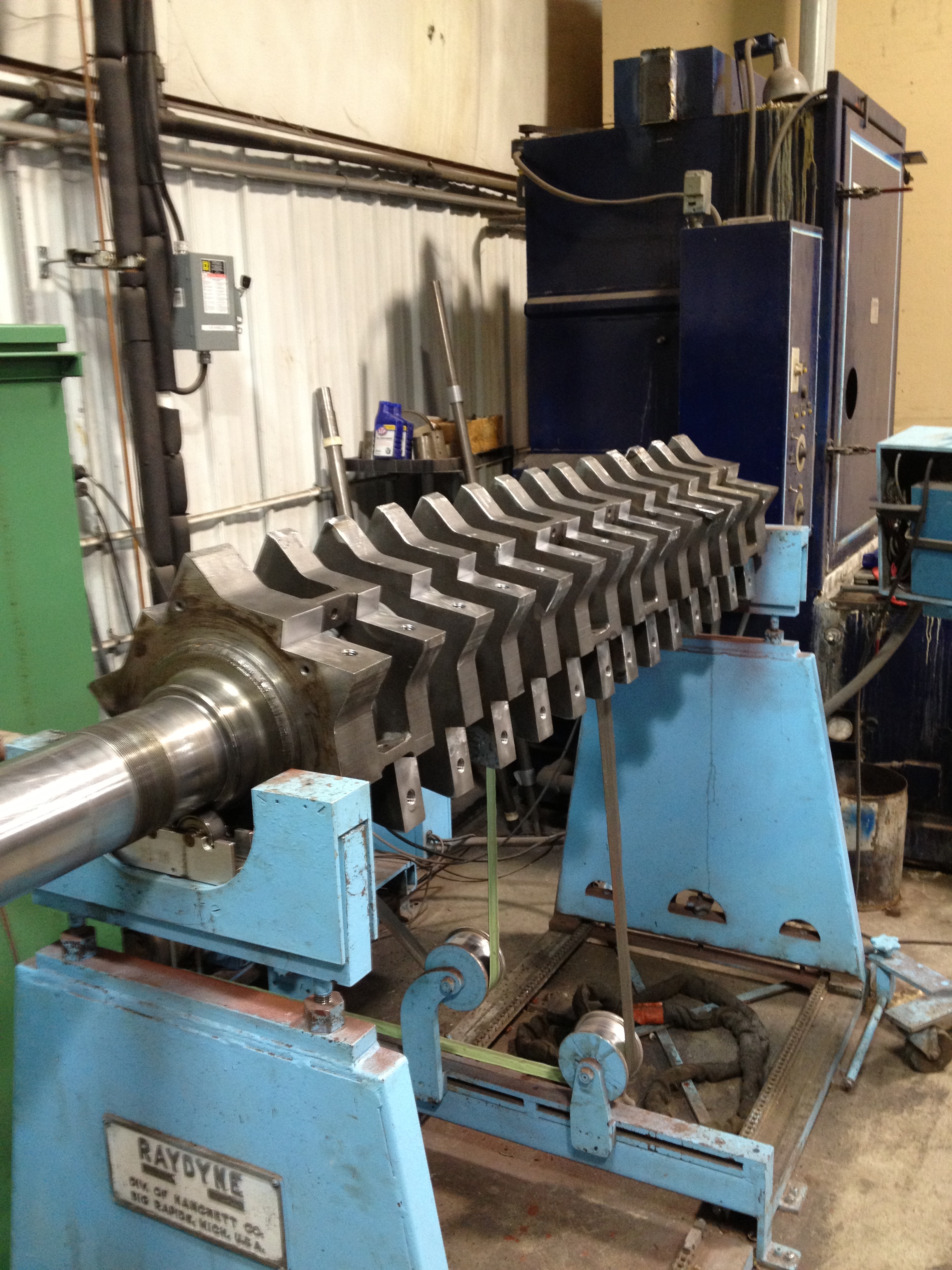 BALANCING KNIFE ASSEMBLEY